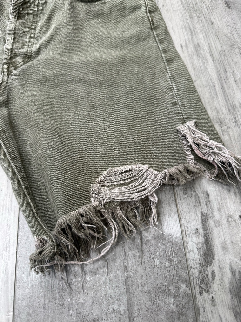 Free People We The Free Sequoia Distressed Denim Shorts Olive Green Size 28 - Picture 5 of 13